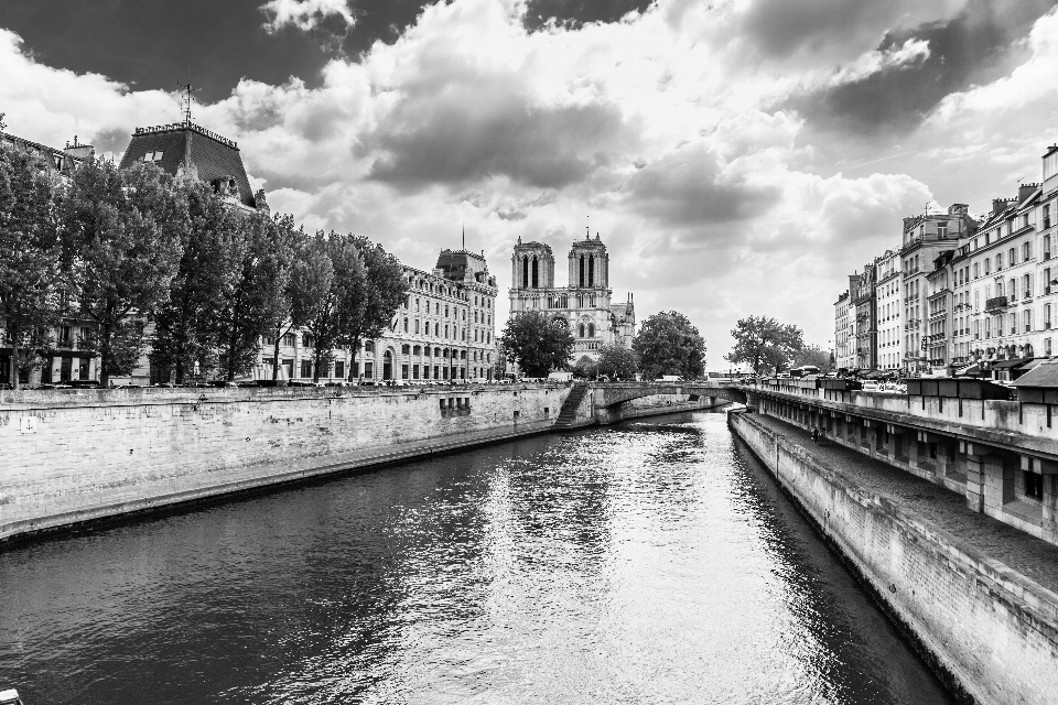 Wasser schwarz und weiß
 die architektur brücke