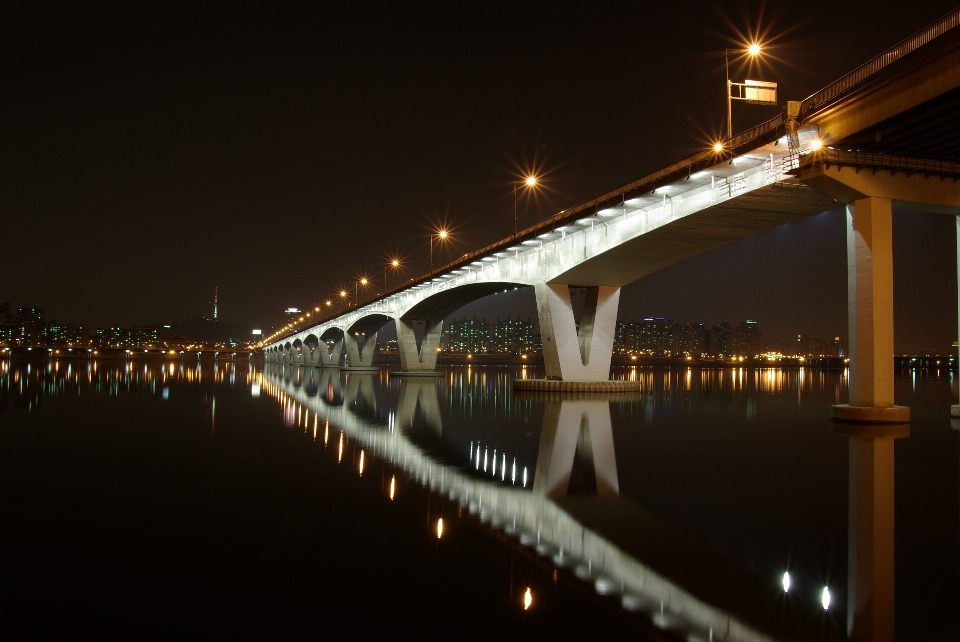 Arquitectura puente noche ciudad