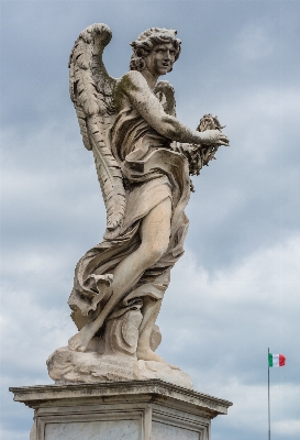 Foto Menjembatani batu monumen patung