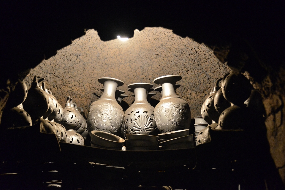 Darkness lighting still life kiln