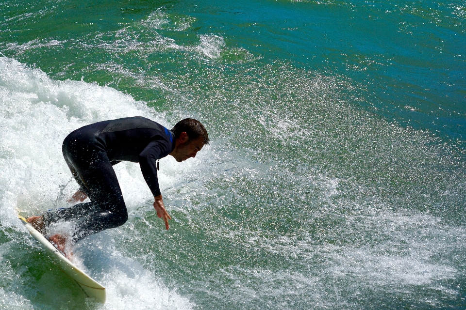 Mer vague le surf surfant