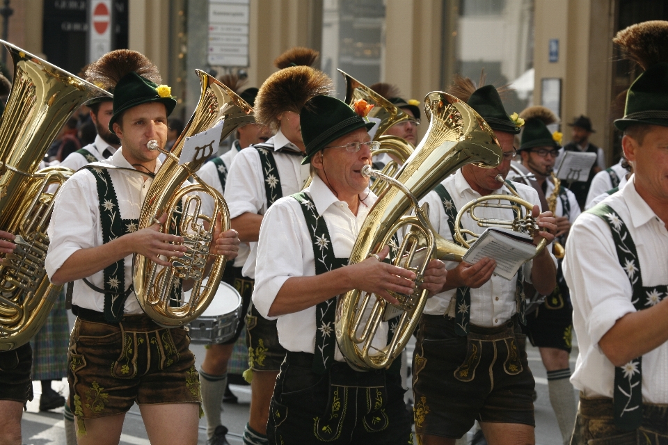 Persona musicista strumento musicale banda di paese
