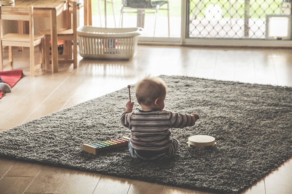 Music play floor boy