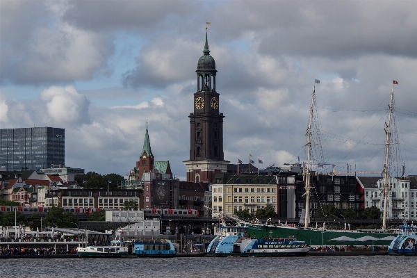 Sea water skyline city Photo