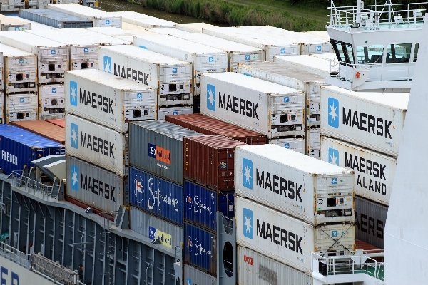 Foto Nave pubblicità trasporto contenitore