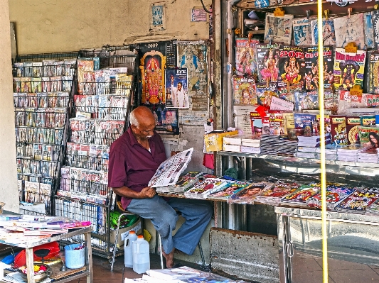 男 街 読む 店 写真