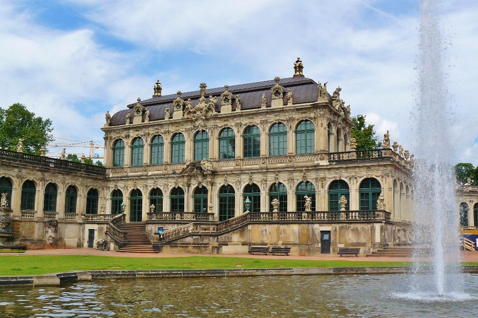 Arsitektur jendela bangunan istana
