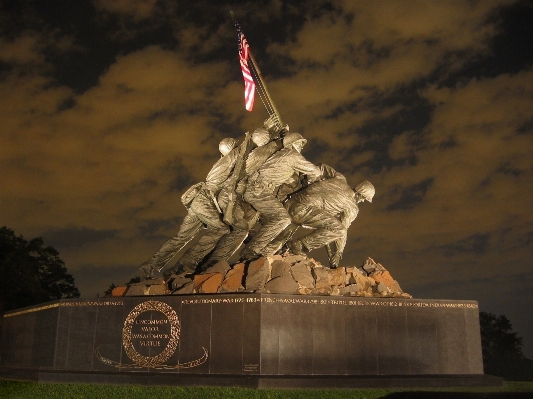 Foto Malam monumen militer patung