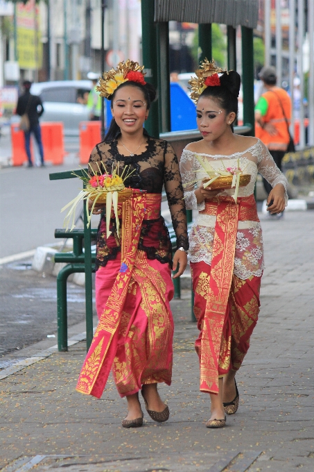 Rakyat wanita jalan karnaval