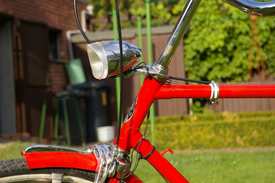 Roue vieux vélo rouge