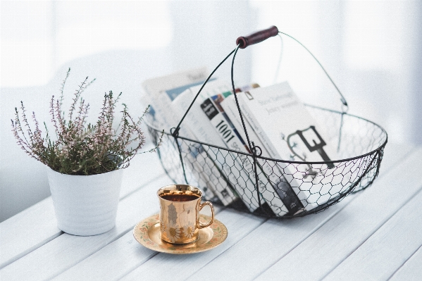 Foto Meja buku membaca kopi