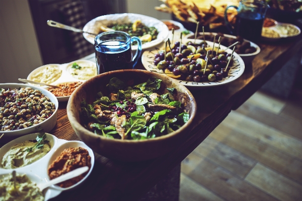 Foto Meja piring makanan salad