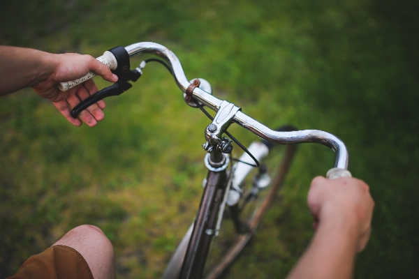 手 男 男の子 自転車 写真