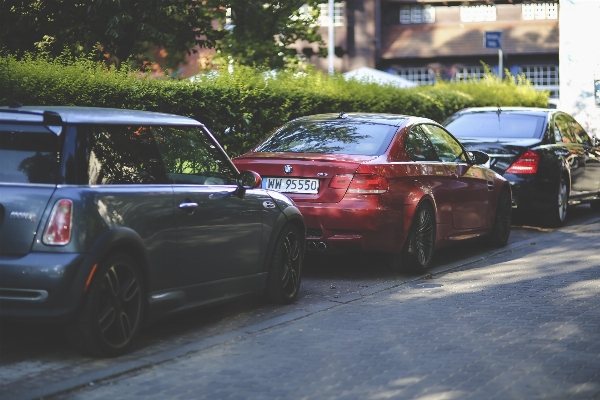 Foto Auto ruota parcheggio rosso