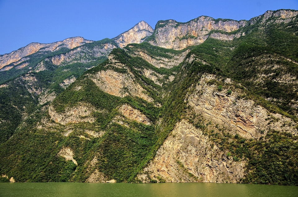 Paesaggio montagna valle catena montuosa
