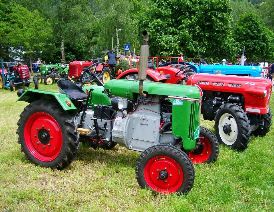 Traktor bidang peternakan kendaraan