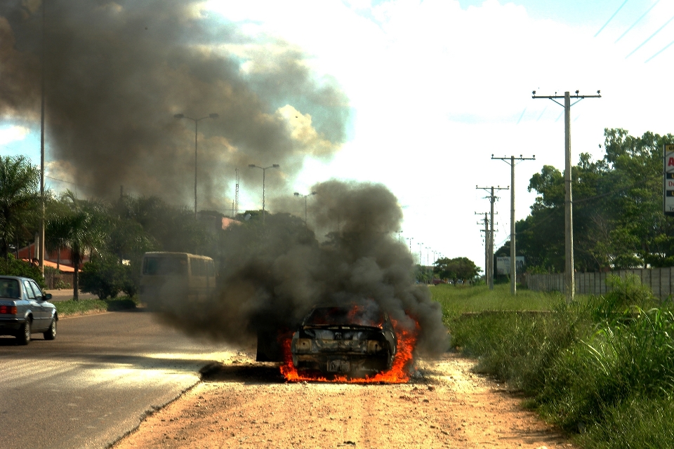 Automóvel asfalto
 caminhão fogo