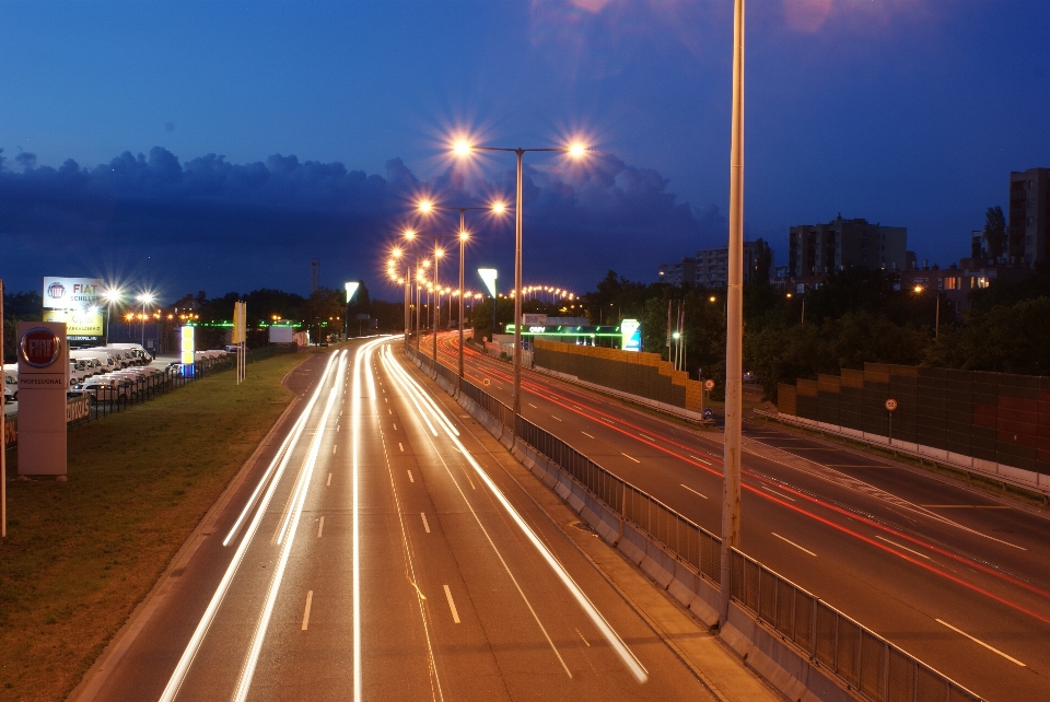 Lampu jalan lalu lintas malam