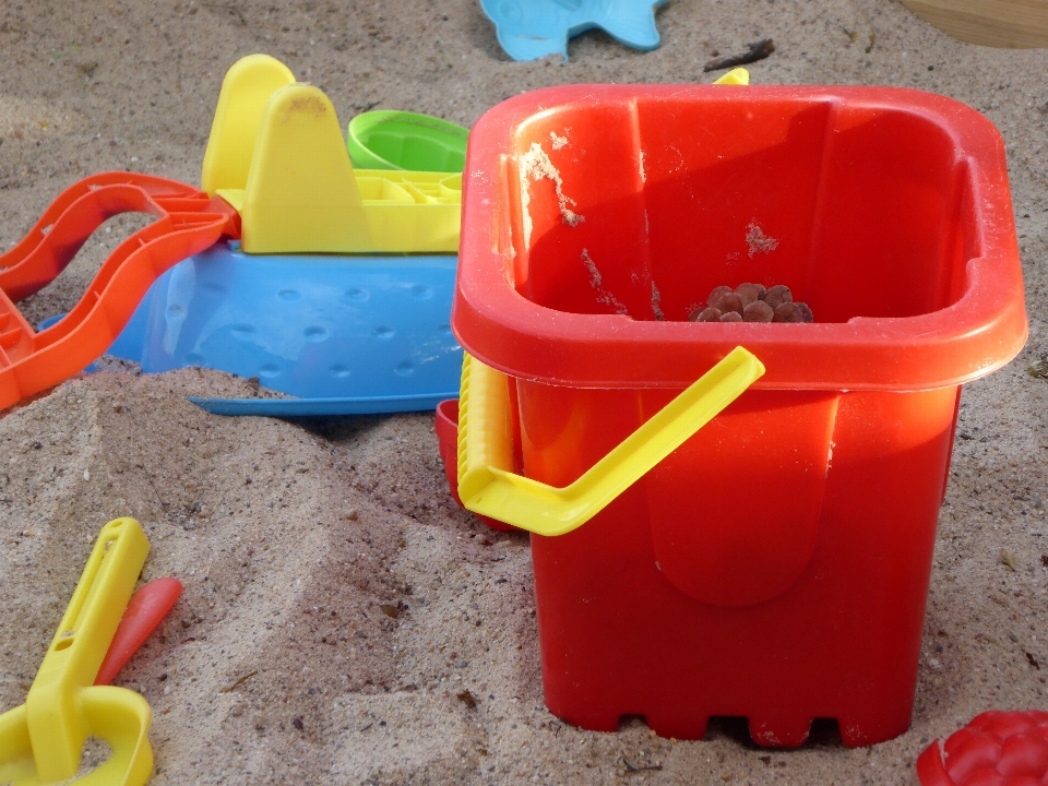 Sand play plastic red