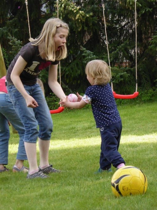 Herbe pelouse jouer enfant