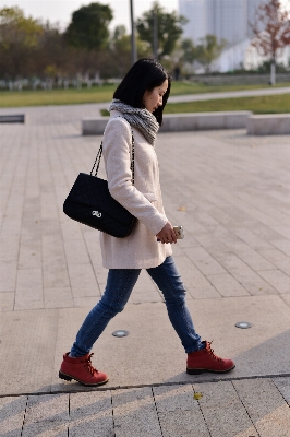 Foto Sedang berjalan orang sepatu gadis