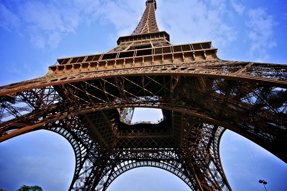 Arsitektur langit menjembatani menara eiffel