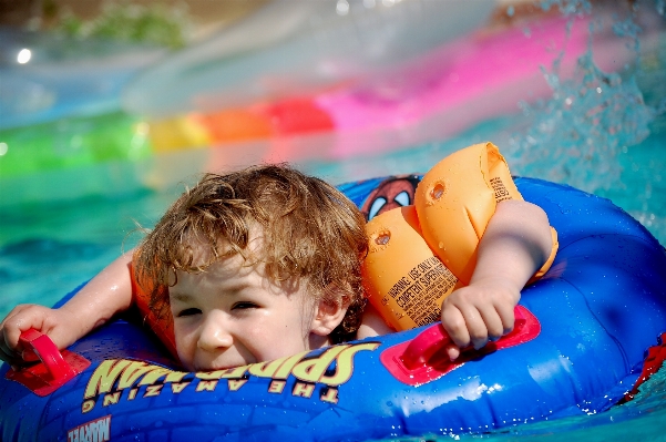 Photo Jouer des loisirs piscine
 enfant