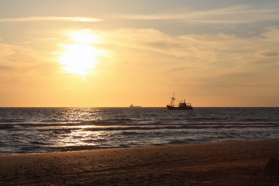 Pantai laut pesisir pasir