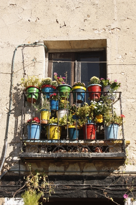 Balcon fleurs couleurs marmites