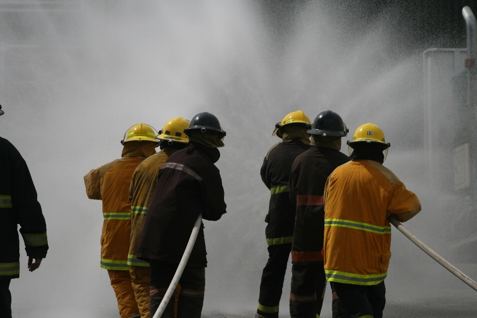 Fuego manguera bombero salvación