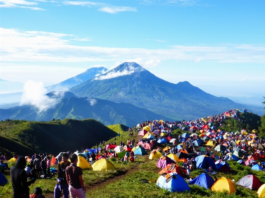 Foto Lanskap alam sedang berjalan gunung