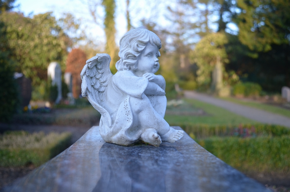 Monumento statua autunno cimitero