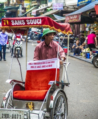 Foto Bekerja pejalan kaki jalan keranjang