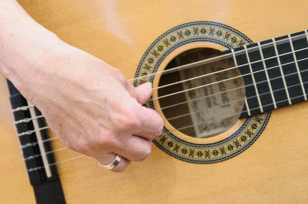 Foto Tangan gitar akustik jari