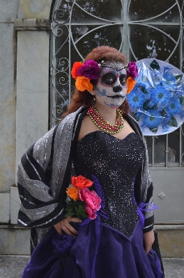 Foto Karnaval halloween pakaian seni pertunjukan
