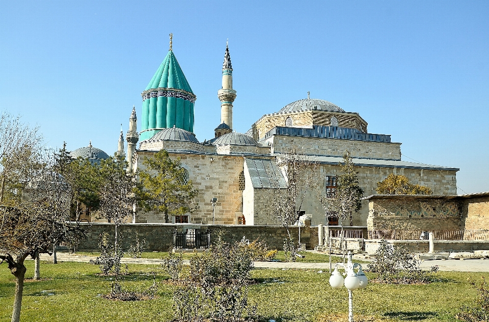 Budynek pałac
 religia kościół