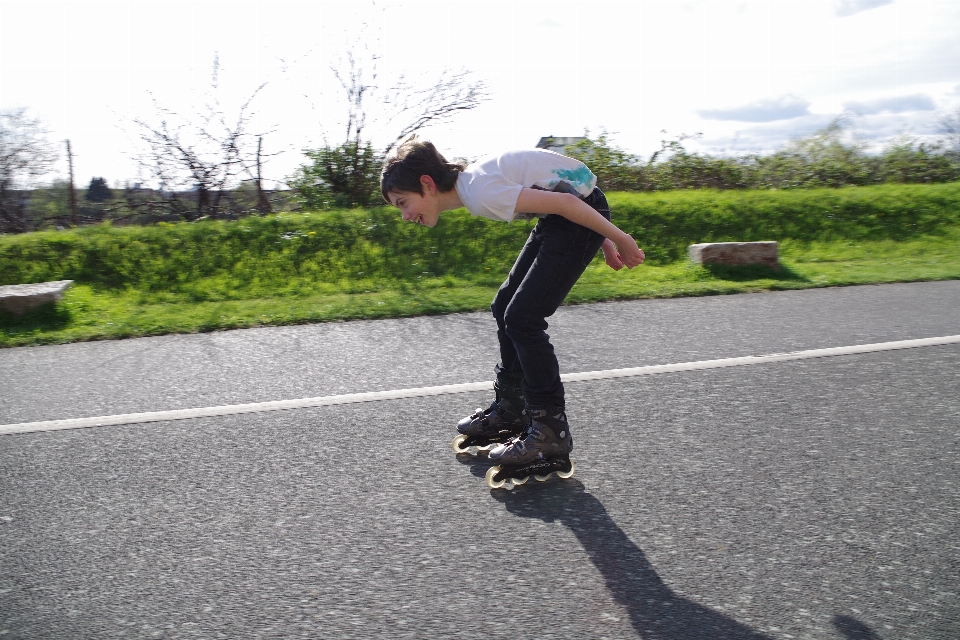 Sport skateboard ragazzo andare con lo