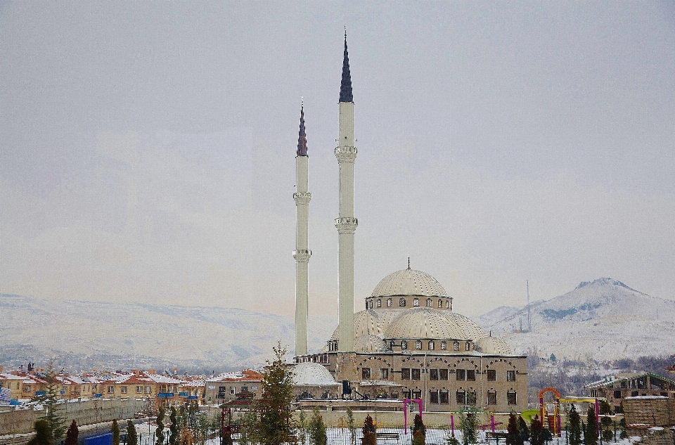 Pojazd wieża religia element krajobrazu