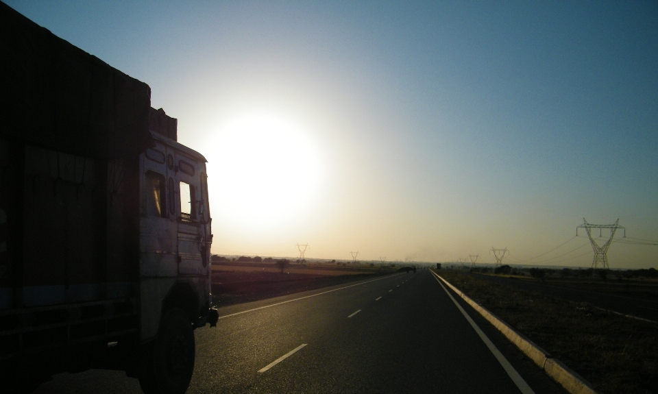 Horizon lumière coucher de soleil route