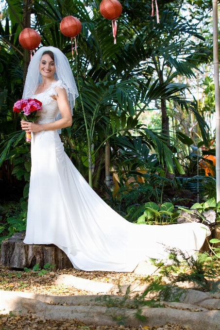 Mujer blanco flor celebracion