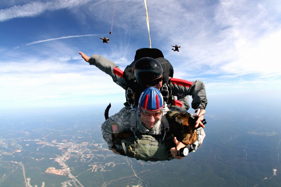 Cielo saltando libertad deporte extremo
