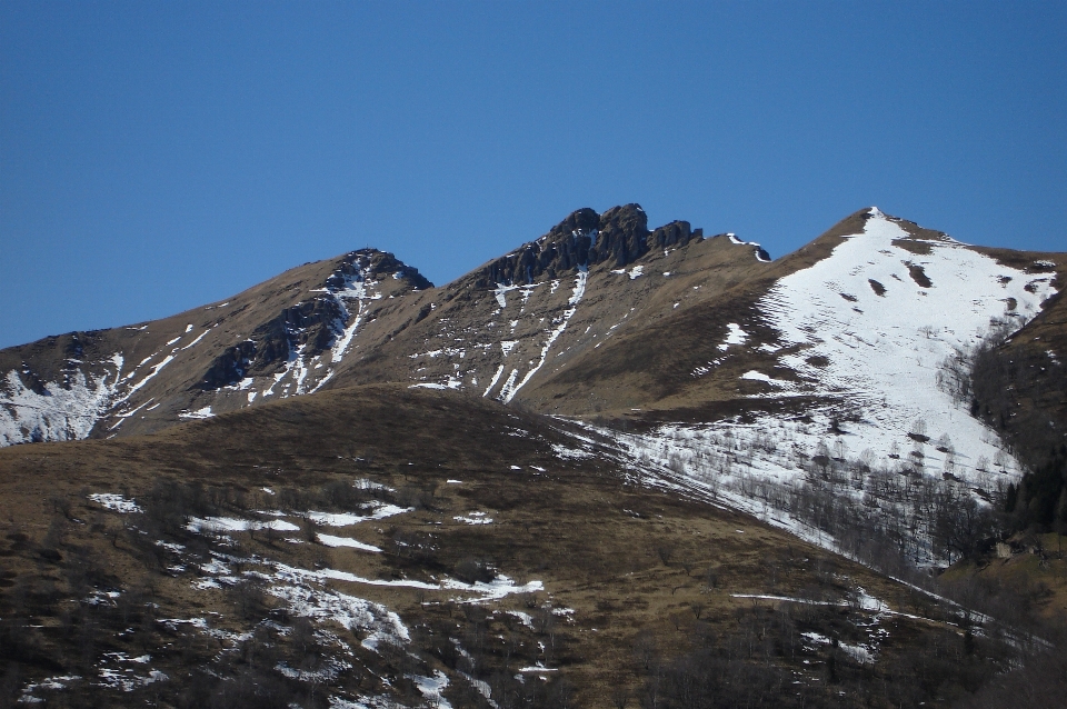 Paesaggio natura selvaggia
 a piedi montagna