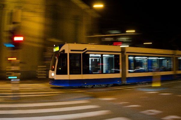 渋滞 夜 都市 トロリー 写真