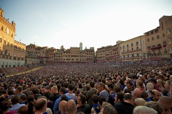 People crowd audience tuscany Photo