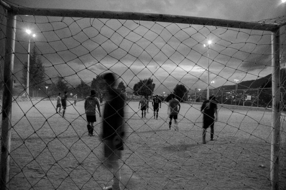 En blanco y negro
 gente juego fútbol