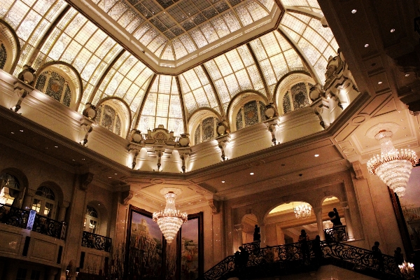 Foto Bangunan istana langit-langit gedung opera
