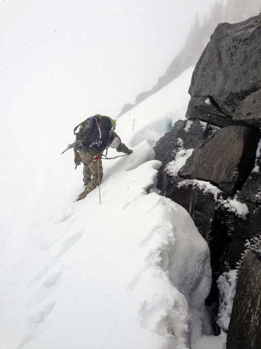 Hombre montaña nieve invierno