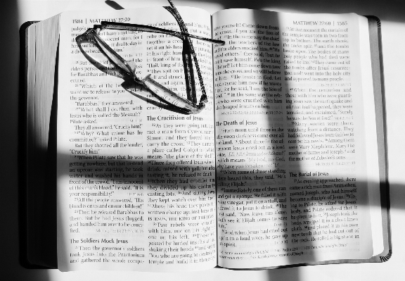 Photo En écrivant noir et blanc
 croix bible