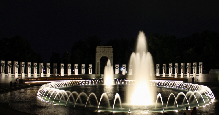 Foto Lampu malam monumen militer