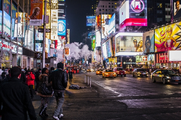 Fußgänger menschen straße nacht Foto